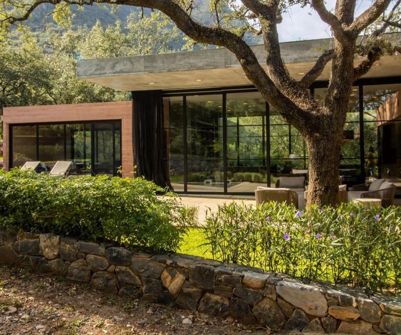 Casa con puertas de vidrio de piso a techo