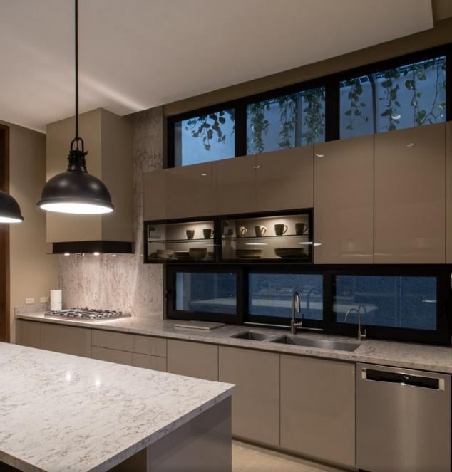 Cocina con ventanas de PVC negras