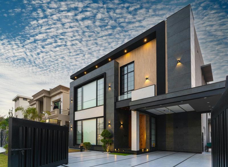 Residencia moderna con ventanas de piso a techo